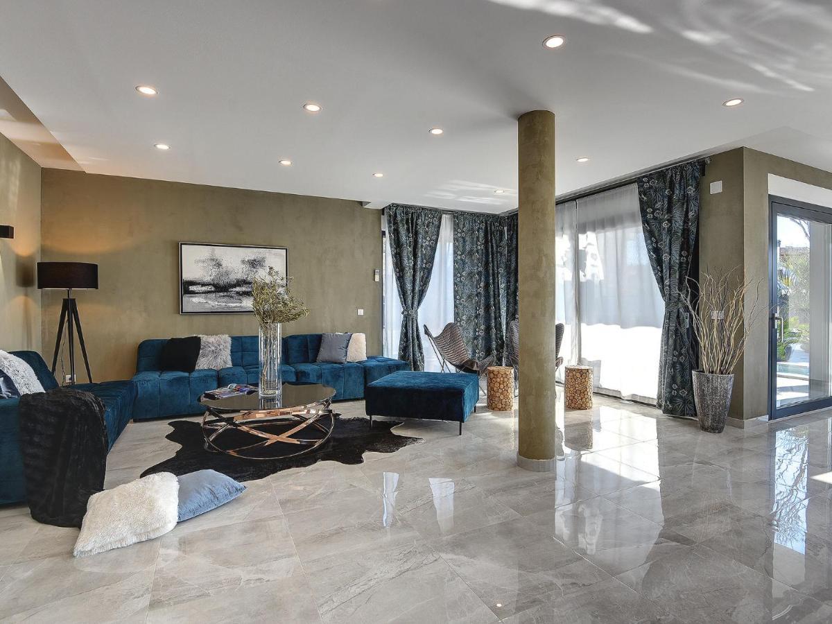 Luxurious In With Pool
