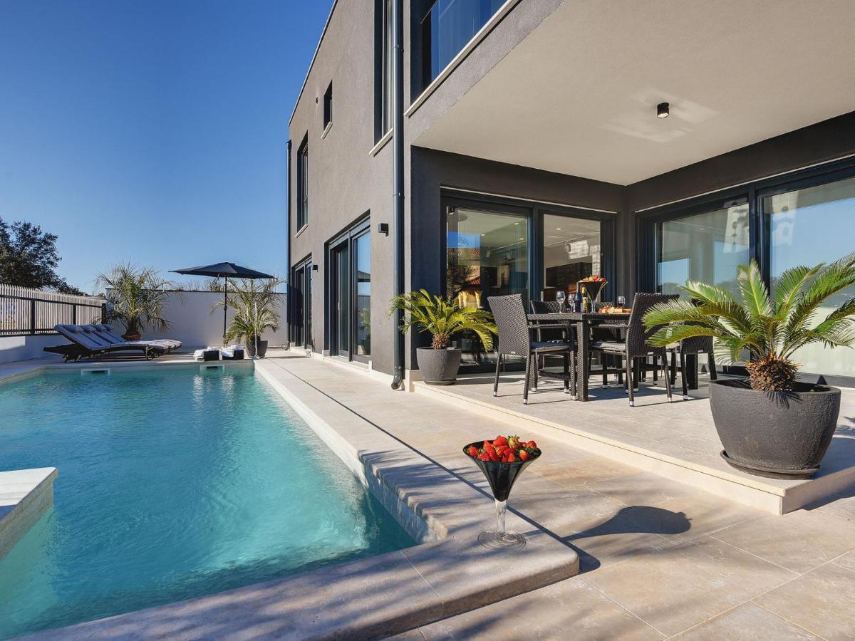 Luxurious In With Pool Rovinj